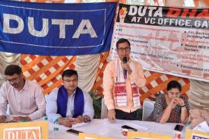 डूटा ने वाइस चांसलर के ऑफिस में सर्विस कंडीशन और एकेडमिक सुधारों की मांग को लेकर धरना 