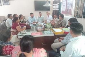 डीएसपी मुख्यालय बीर भान व जिला शिक्षा अधिकारी सुभाष ने नीट परीक्षा को लेकर सेंटर सुपरिटेंडेंट्स के साथ की बैठक।