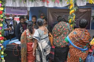 लोकतंत्र के उत्सव में 'अंधेरा', सोनागाछी की 150 यौनकर्मी वोट से वंचित, प्रशासन के वादे निकले खोखले।