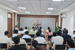 डीएम गौतमबुद्धनगर की अध्यक्षता में विभिन्न औद्योगिक इकाइयों की आउटसोर्सिंग एजेंसी/संविदाकारों की बैठक