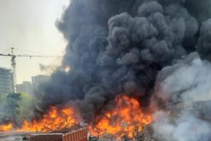 प्लास्टिक फैक्ट्री में आग, चारों ओर धुंआ धुआं 