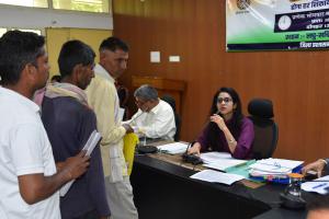 समाधान शिविर में सख्त दिखी डीसी, अधिकारियों को शिविर में मौजूद रहने के निर्देश