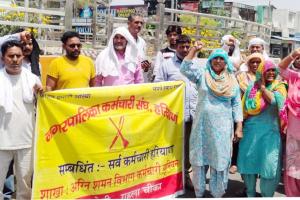 नगरपालिका व अग्रिशमन कर्मचारियों ने अपनी मांगों के समर्थन में उल्टा झाड़ू करके किया रोश प्रदर्शन