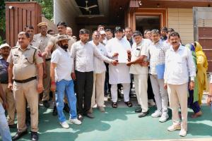 दमकल व सफाई कर्मचारी संघ ने विधायक मुकेश शर्मा के निवास पहुंच सौंपा ज्ञापन 