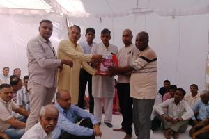 दिवंगत पुलिस जवान के परिजनों को सांत्वना देने आया श्रीकृष्ण परिवार 