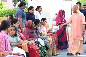 जनता दर्शन: गोरखनाथ मंदिर में 200 लोगों से मुलाकात कर उनकी समस्याएं सुनीं मुख्यमंत्री योगी आदित्यनाथ ने