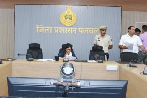 Palwal News : अधिकारी समाधान शिविर में आने वाली शिकायतों को गंभीरता से सुनकर करवाएं समाधान : नगराधीश