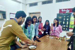 Faridabad News : विश्व मधुमक्खी दिवस पर केआर मंगलम विश्वविद्यालय में जागरूकता कार्यक्रम आयोजित