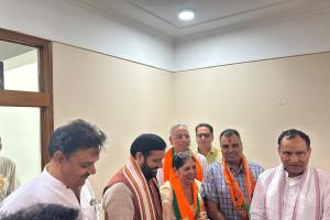 वार्ड-12 की आजाद उम्मीदवार ओमवती पूनिया ने भाजपा को दिया समर्थन, मुख्यमंत्री नायब सिंह सैनी ने घर पहुंचकर कराया पार्टी में शामिल