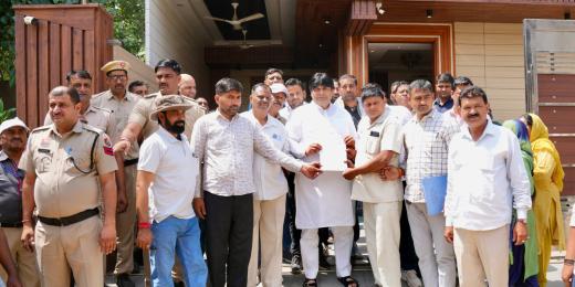 दमकल व सफाई कर्मचारी संघ ने विधायक मुकेश शर्मा के निवास पहुंच सौंपा ज्ञापन 