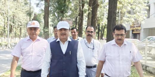 पेट्रोल एवं ऊर्जा संरक्षण के लिए कुलगुरु ने की सार्थक पहल, केयू कुलगुरु प्रो. सोमनाथ सचदेवा पैदल पहुंचे कार्यालय