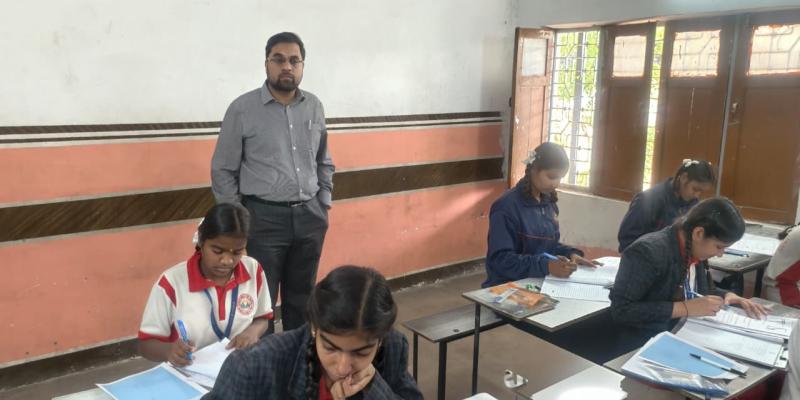 डीसी आयुष सिन्हा ने जिले के परीक्षा केंद्रों का किया निरीक्षण कर परीक्षार्थियों की एंट्री, फ्रिस्किंग और सुरक्षा प्रबंधों का लिया जायजा