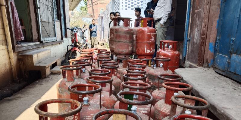 गैस की कालाबाजारी करने वालों पर होगी सख्त कार्रवाई : डीसी