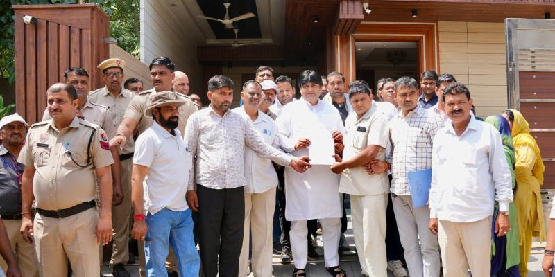 दमकल व सफाई कर्मचारी संघ ने विधायक मुकेश शर्मा के निवास पहुंच सौंपा ज्ञापन 