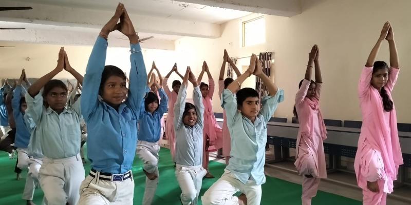 Palwal News : शहीद रामवीर सिंह राजकीय विद्यालय सीहा में योग अभ्यास कार्यक्रम किया