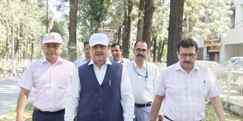 पेट्रोल एवं ऊर्जा संरक्षण के लिए कुलगुरु ने की सार्थक पहल, केयू कुलगुरु प्रो. सोमनाथ सचदेवा पैदल पहुंचे कार्यालय